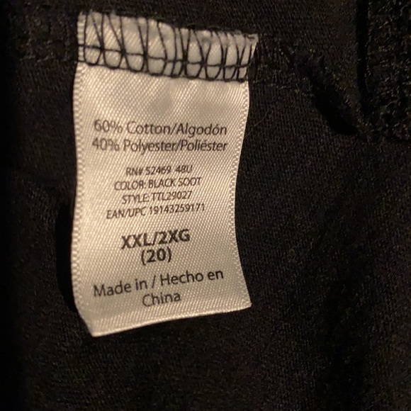 Black round neckline short sleeves tee w/odd hem - Picture 6 of 7